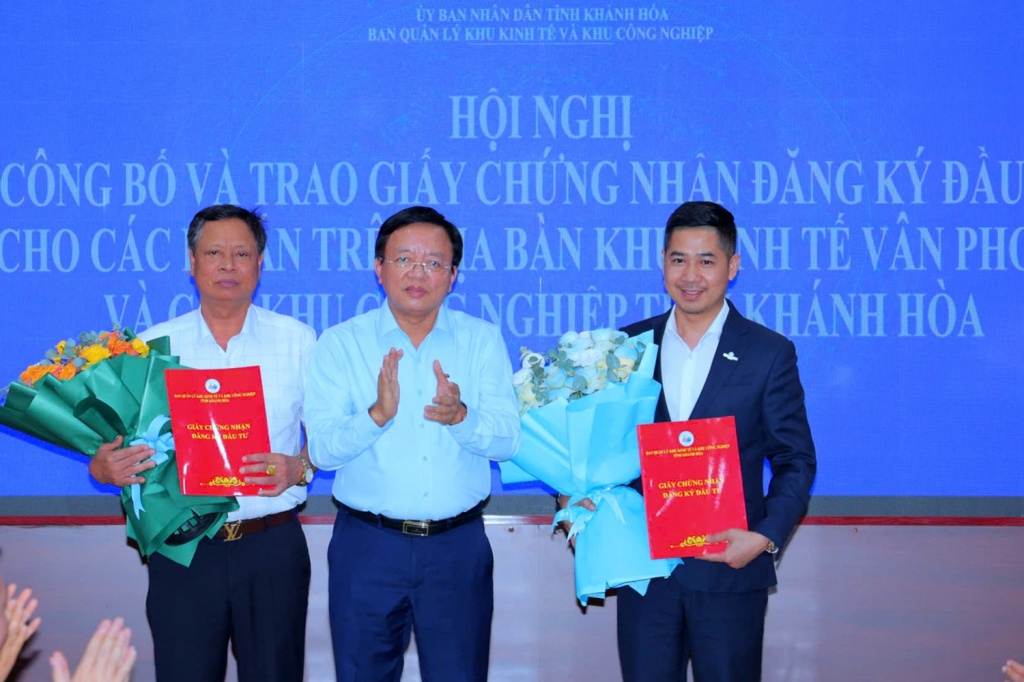 2. Trao-giay-chung-nhan-dau-tu.jpg (209 KB)