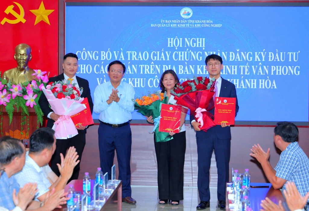 3. Trao-giay-chung-nhan-dau-tu.jpg (267 KB)