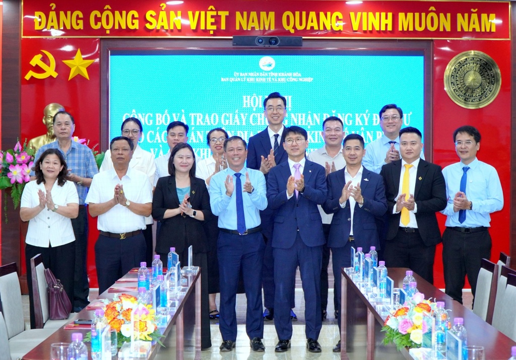 9. Trao-giay-chung-nhan-dau-tu.JPG (332 KB)